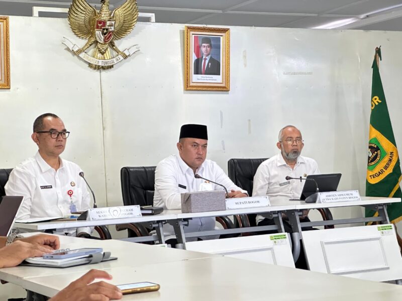 Sekretaris Daerah Kab Bogor Ajat R Jatnika (kiri) dan Asisten Administrasi Setkab Ade Jaya Munadi (kanan) mendampingi Bupati Bogor Rudy Susmanto (tengah) dalam puluncuran Indeks Pencegahan Korupsi Daerah di kantor Bupati Bogor, Rabu (5/3/2025).